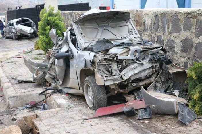Gaziantep'te park halindeki tır, freni boşalınca 5 aracı biçti