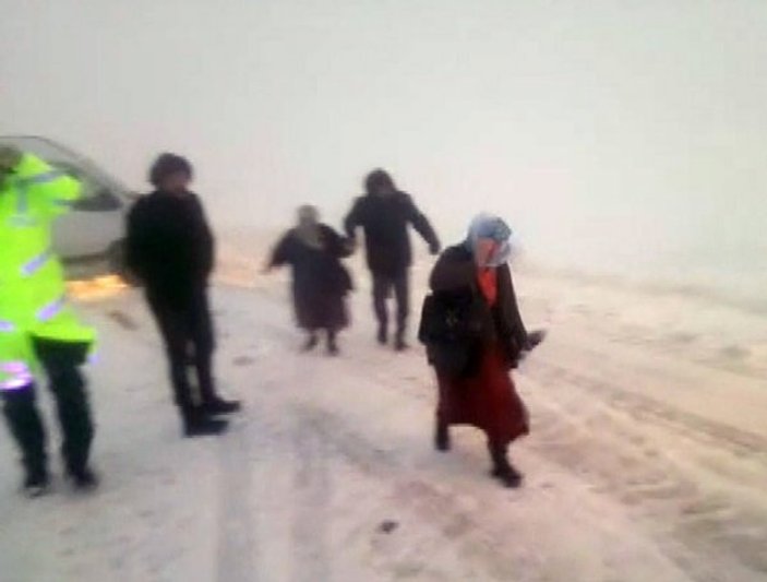 Sivas'ta hastaya giden 112 ekibi karda mahsur kaldı