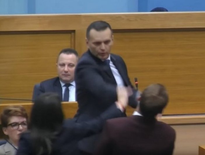 Sırbistan'da bakan, muhalif milletvekilini tokatladı