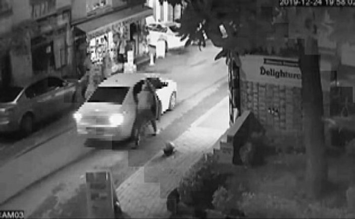 Fatih’te hırsızlar turisti ve çocuğunu yerde sürükledi