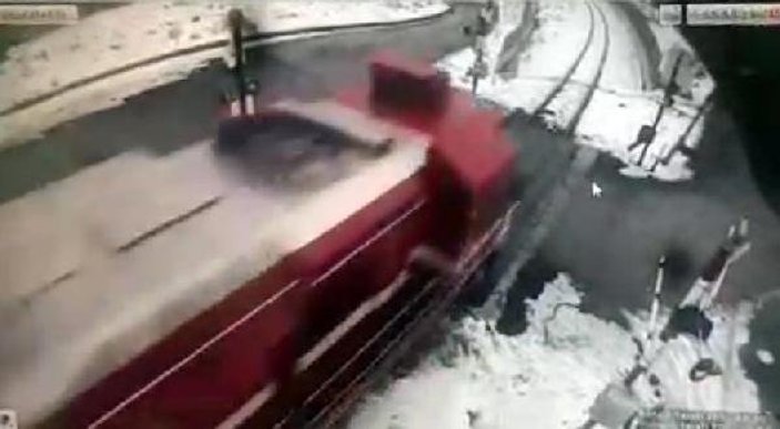 Sürücü, trenin geçişini beklememek için bariyerleri kırdı