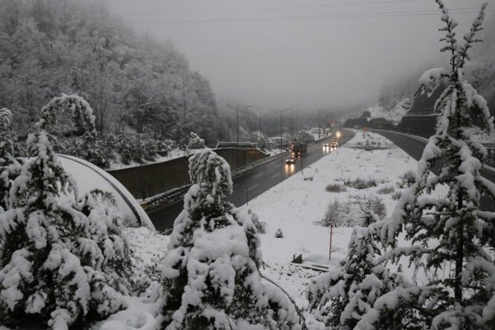 Bolu Dağı'nda kar yağışı etkisini artırdı