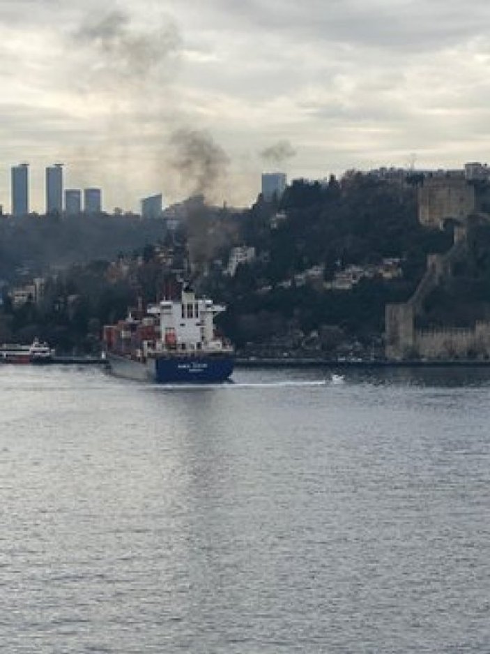 İstanbul Boğazı'nda gemi kıyıya çarptı