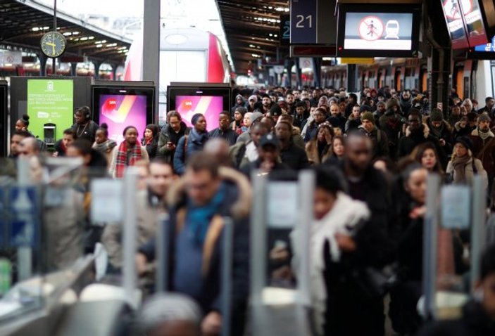 Fransa'da ülke genelinde grevler büyüyor