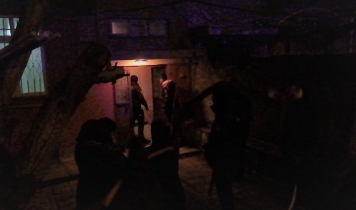 Elazığ'da alkollü şahıs babasını ve komşularını bıçakladı