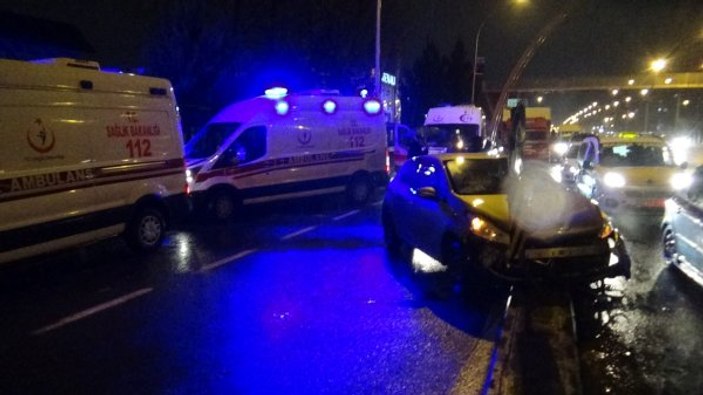 Diyarbakır'da otomobil refüje çarptı: 5 yaralı