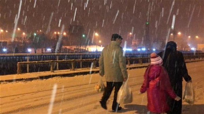 Kars'ta geciken kar yağışı sevinçle karşılandı