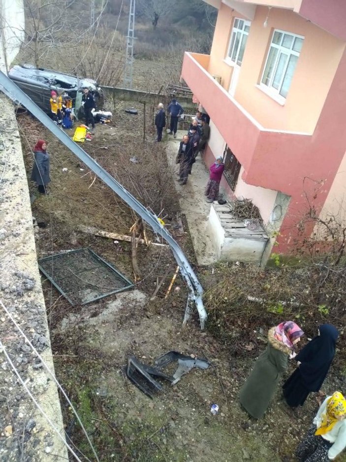 Kastamonu'da bir araç evin bahçesine uçtu:1 ölü 2 yaralı