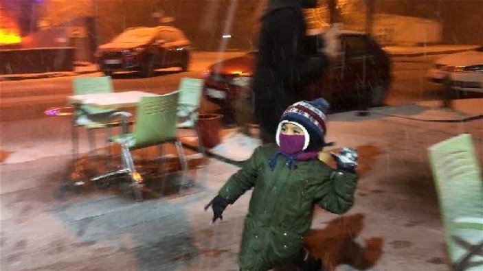 Kars'ta geciken kar yağışı sevinçle karşılandı