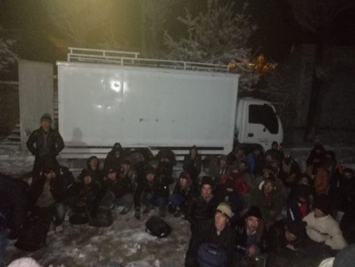 Van'da kamyon kasasında 73 göçmen yakalandı