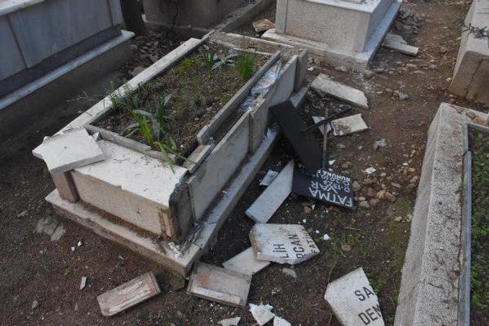 İzmir'de 100'e yakın mezar taşını kırdılar