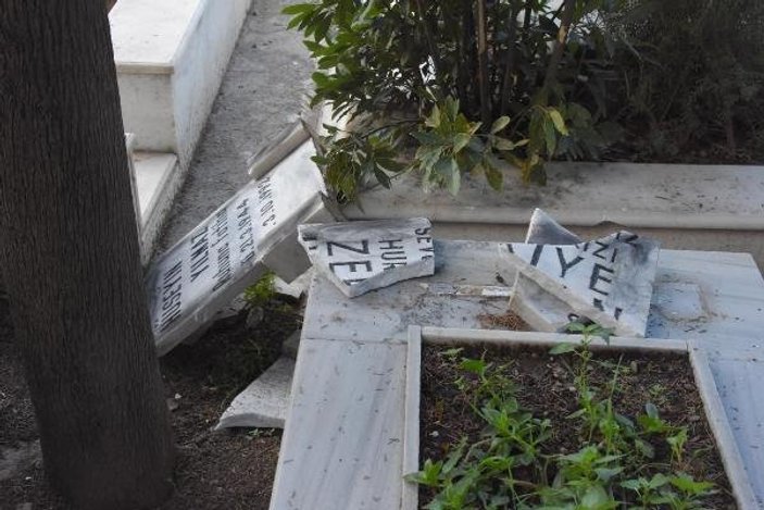 İzmir'de 100'e yakın mezar taşını kırdılar