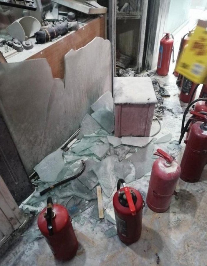 İzmir'de bir kuyumcu dükkanında patlama meydana geldi