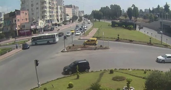 Adana'da kırmızı ışıkta geçen sürücü yayaya çarptı