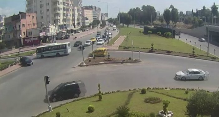 Adana'da kırmızı ışıkta geçen sürücü yayaya çarptı