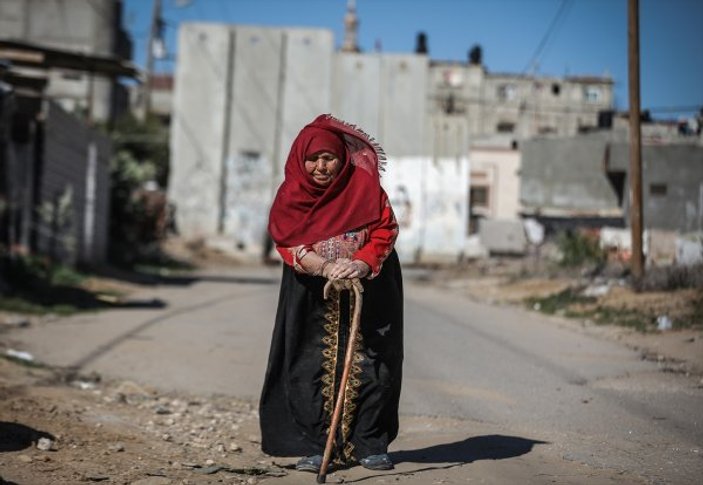 Gazzeli nine, İsrail tehdidi altında toprak fırın yapıyor