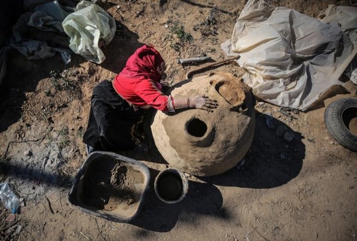 Gazzeli nine, İsrail tehdidi altında toprak fırın yapıyor