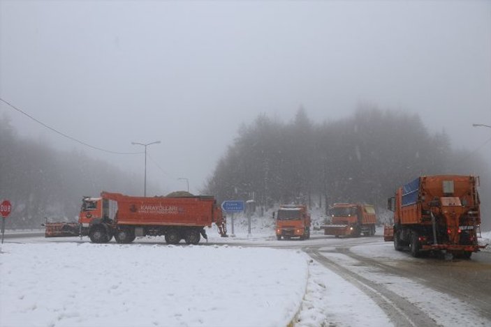 Bolu Dağı'nda yoğun kar trafiği etkiliyor