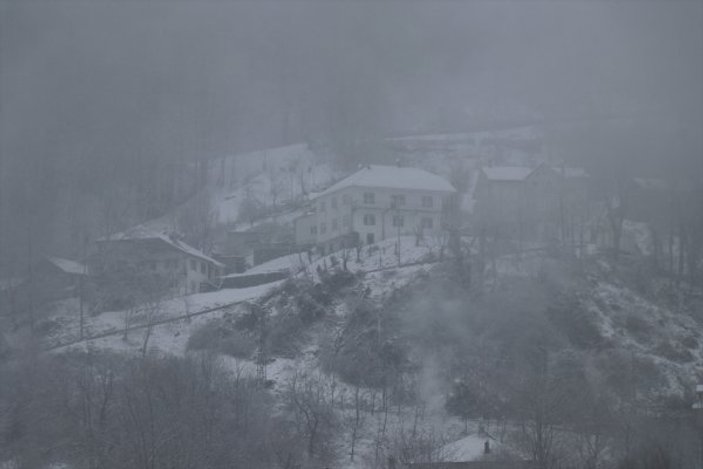 Bolu Dağı'nda yoğun kar trafiği etkiliyor