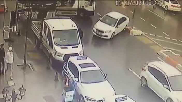 Sultanbeyli'de otomobil yayaya çarptı