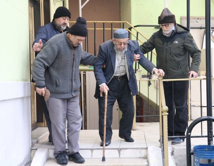 105 yaşındaki Seyit Dede, ibadetle ayakta kalıyor