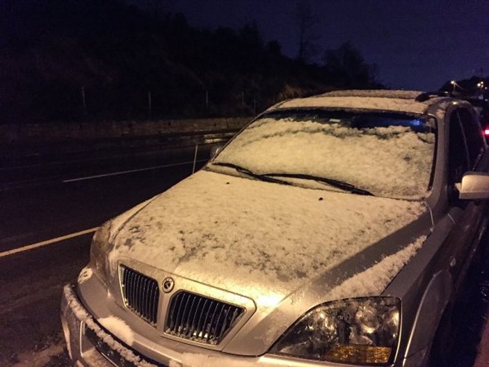 İstanbul'a kısa süreli kar ve dolu yağdı