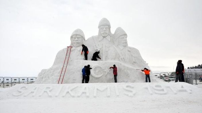 Sarıkamış'ta Mehmetçik anısına kardan heykeller
