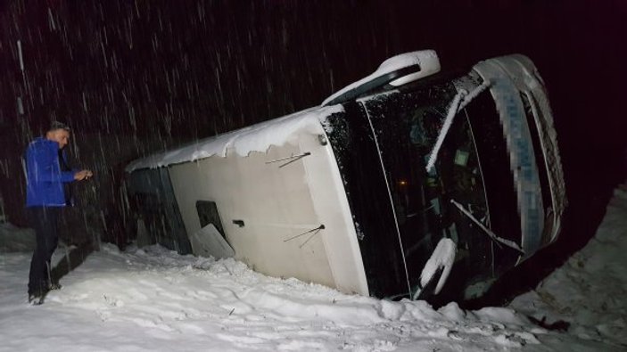 Erzican'da yolcu otobüsü şarampole düştü