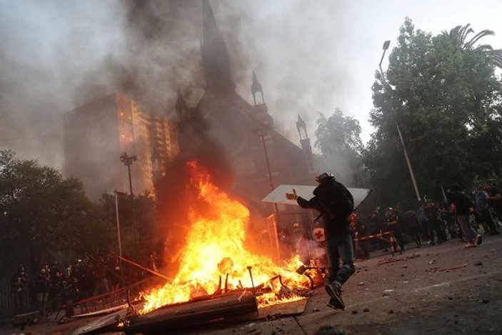 Şili'de kiliseyi yakan göstericilere, polis müdahale etti