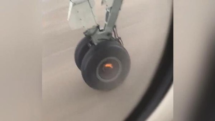 Kanada'da uçağın iniş takımlarındaki tekerlek düştü