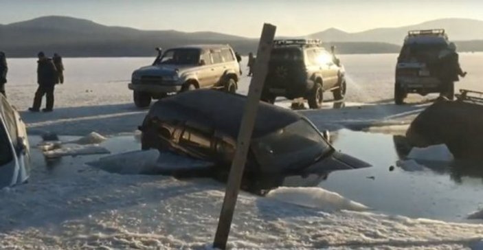 Rusya’da 45 araç buza gömüldü