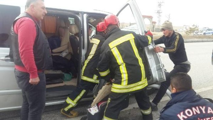 Konya'da minibüs tıra çarptı: 5 yaralı