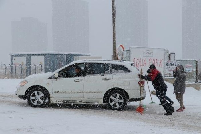 Ankara'ya kar yağdı, araçlar kaydı