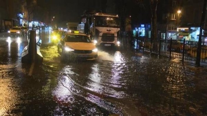 İstanbul'da sağanak sonrası trafik kilitlendi