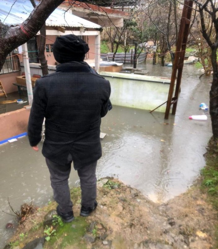 Ümraniye’de sağanak yağış nedeniyle evi su bastı