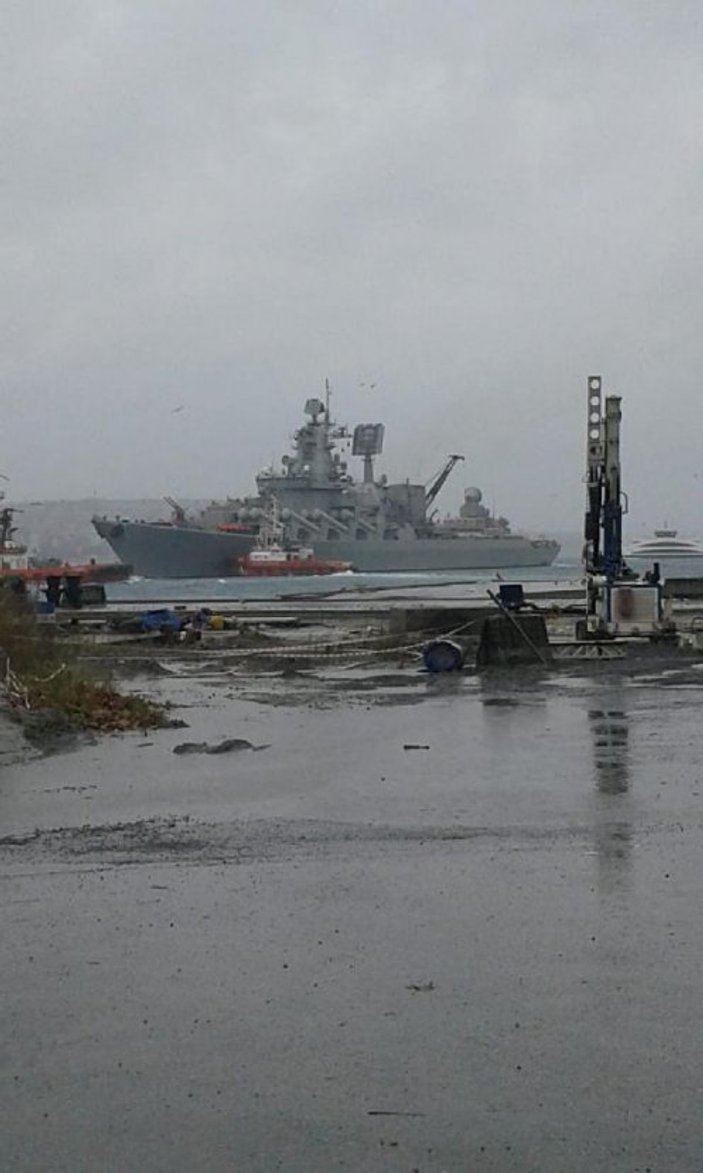 İstanbul Boğazı'nda Rus savaş gemisi kıyıya sürüklendi