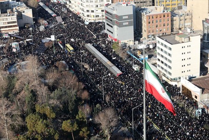 Kasım Süleymani'nin cenazesine binlerce İranlı katıldı