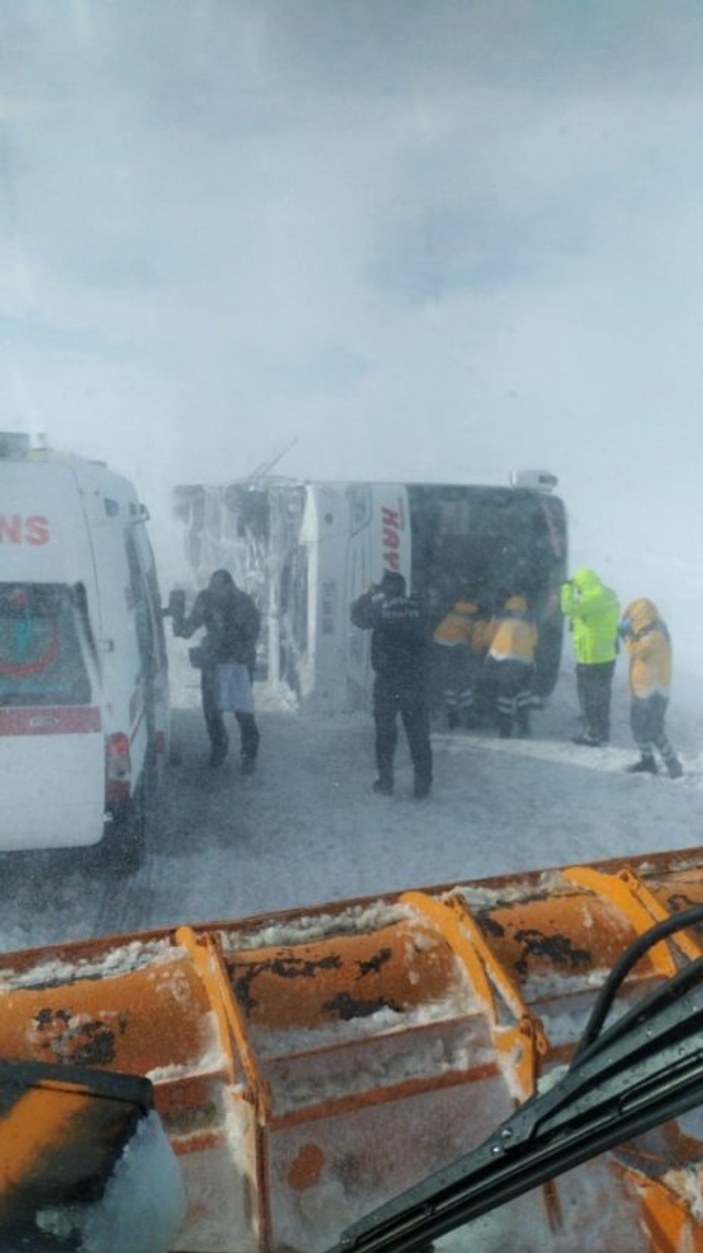 Kayseri’de yolcu otobüsü devrildi, çok sayıda yaralı var