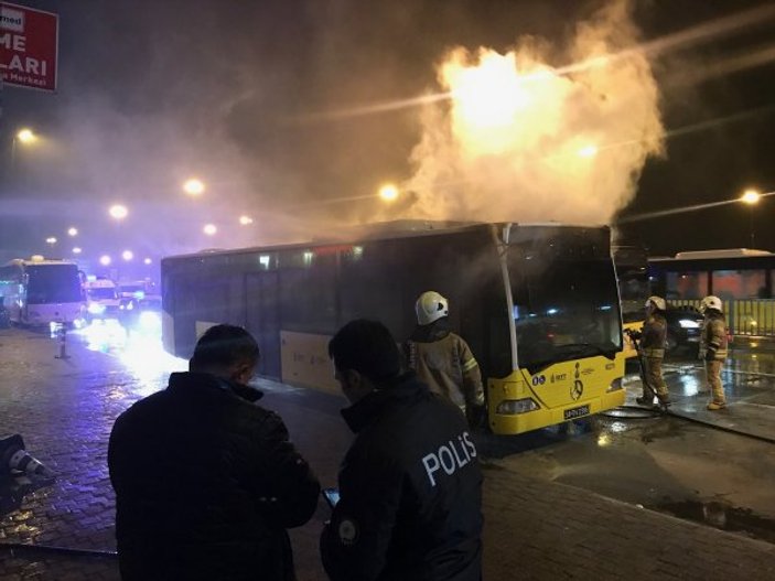 Kadıköy'de İETT otobüsü alev alev yandı