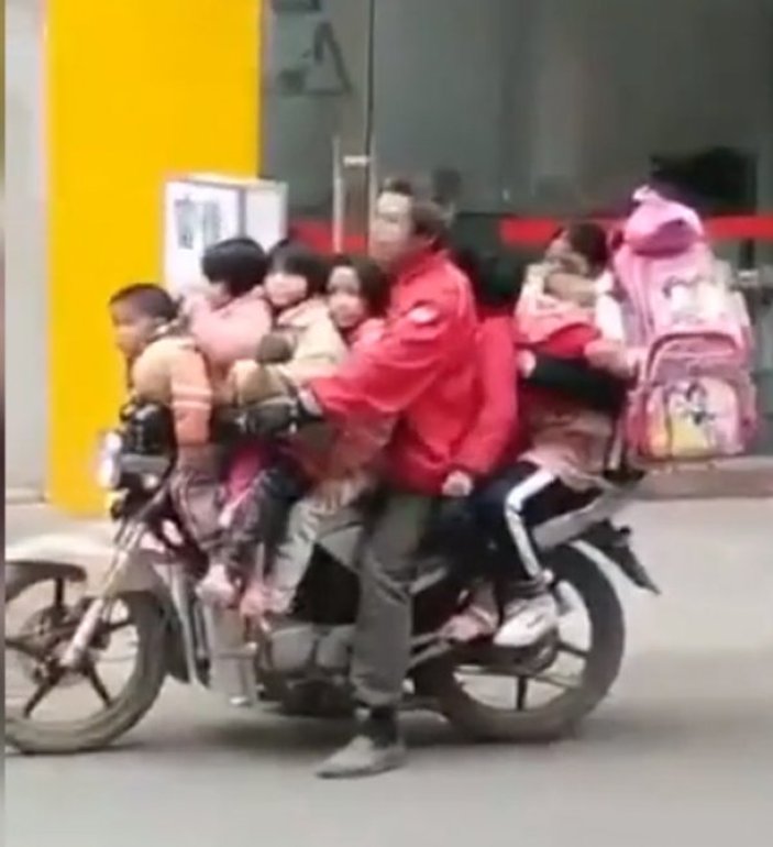 Çin'de 8 kişilik okul servisi gibi motosiklet
