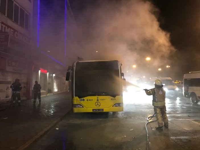 Kadıköy'de İETT otobüsü alev alev yandı