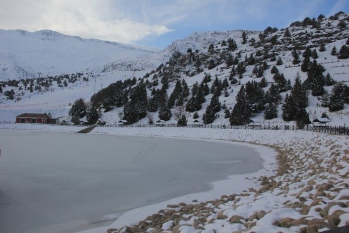 Eksi 7 derecedeki Erzincan'da gölet dondu