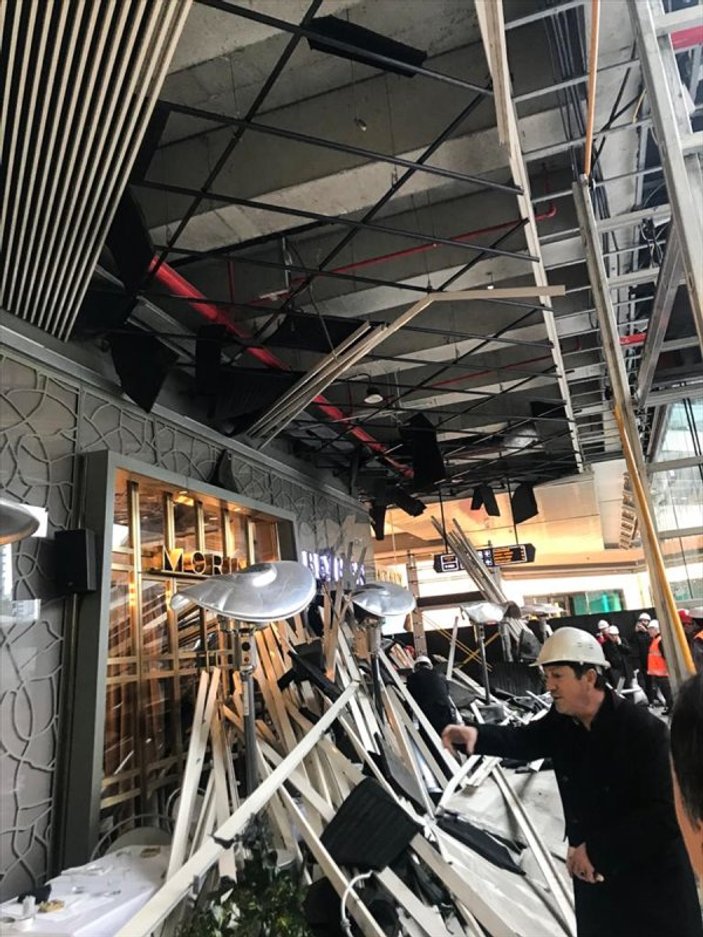 Zorlu Center AVM'de kafenin çatısı çöktü
