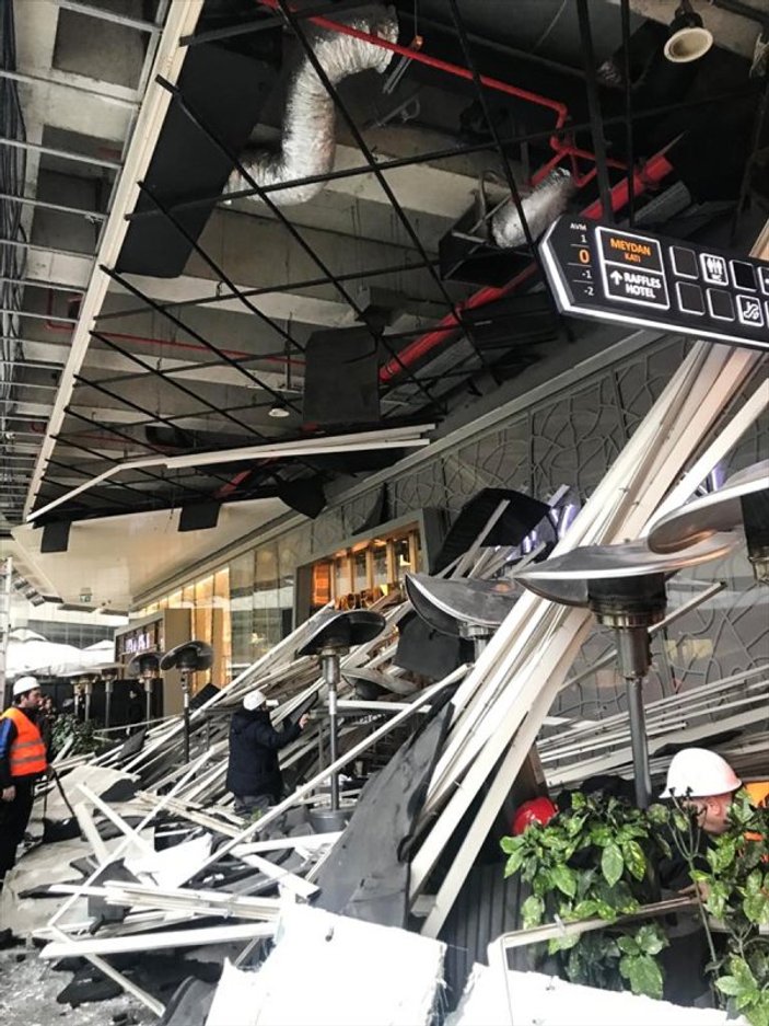 Zorlu Center AVM'de kafenin çatısı çöktü