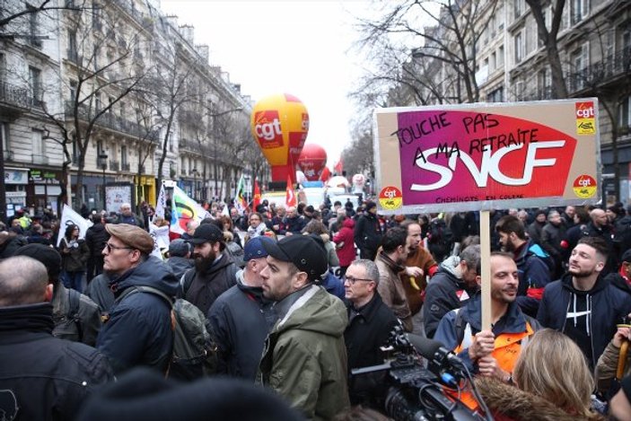 Fransa'da protestolara yeni bir grup katıldı: Mavi Tulumlular
