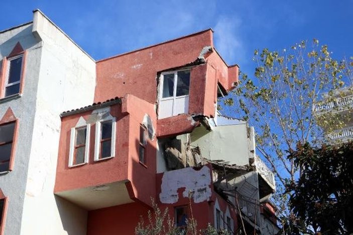 Antalya'da 4 katlı binanın 2 katı yıkıldı