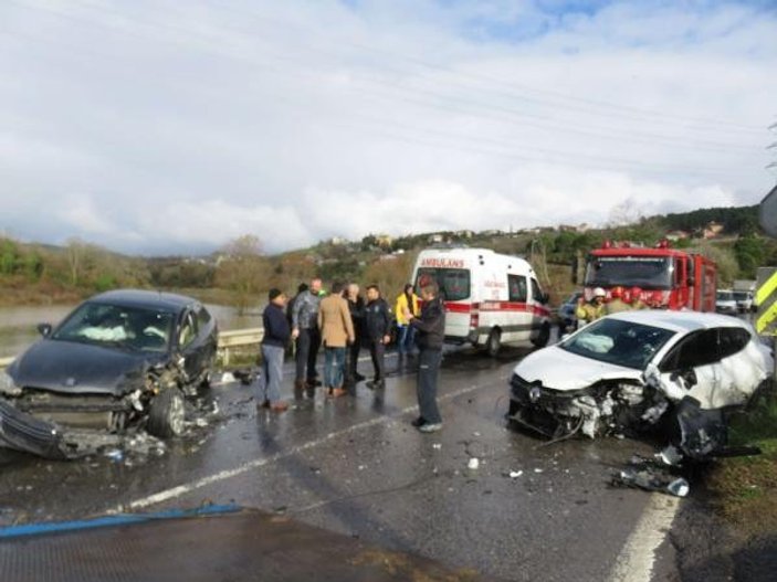 Beykoz'da iki otomobil kafa kafaya çarpıştı