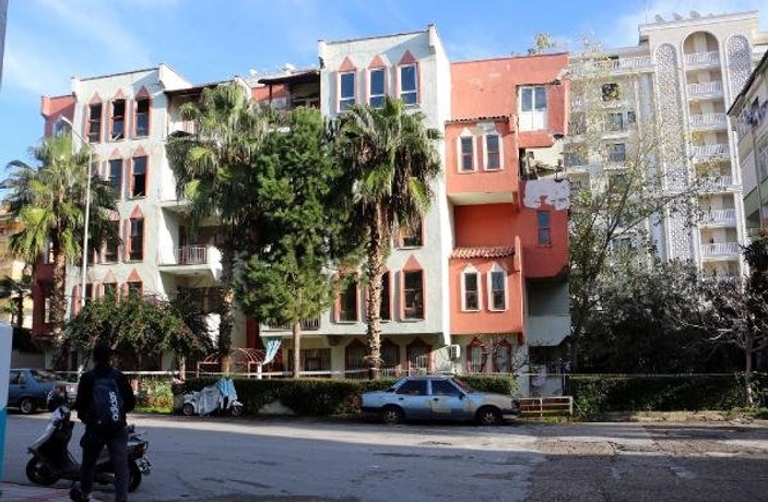 Antalya'da 4 katlı binanın 2 katı yıkıldı