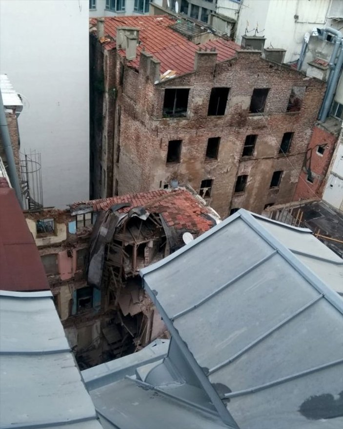 Beyoğlu'nda tadilat halindeki bina çöktü