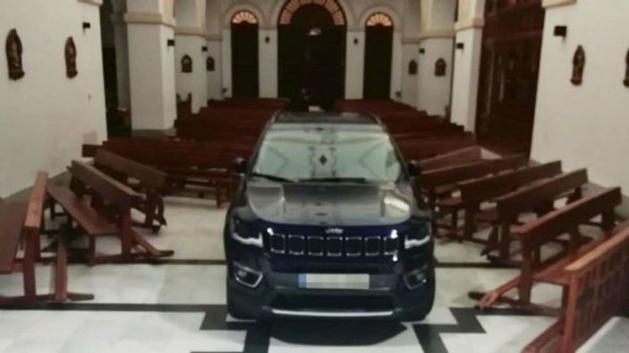 Kiliseye arabayla daldı